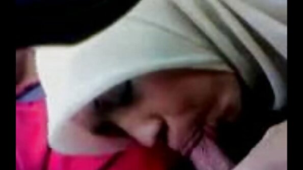 بلوند پرشور هزینه تاکسی سواری را با عمه فیلم سکسی مادرزن اش پرداخت می کند
