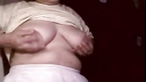 دختر داغ آسیایی در یک ویدیو به سبک POV خاطرات سکسی با مادرزن ، در حال انجام یک blowjob است